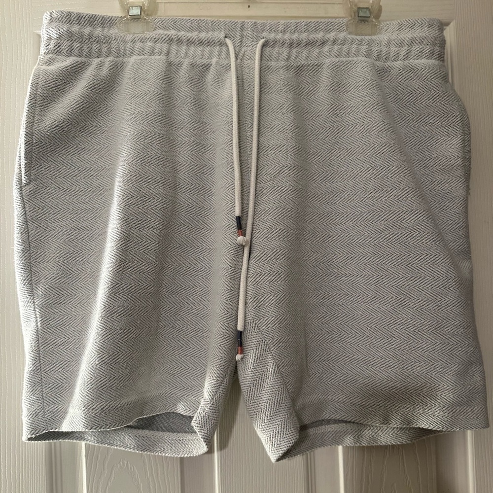No Boundaries Men's Light Gray Herringbone Shorts